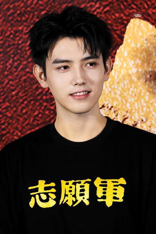 陈飞宇的资料,多才多艺的年轻演员，从影视新星到时尚偶像的蜕变之路